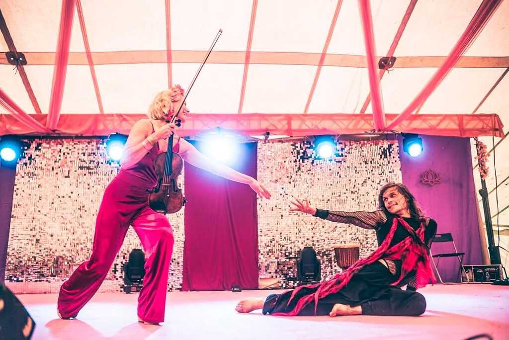 Annu Violin -sähköviulushow yhteislaulutapahtumassa